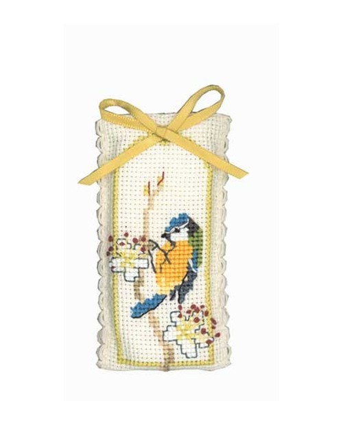 Sachet de lavande avec oiseau brodé au point de croix. Textile Heritage Collection 112333 Sachet de lavande avec oiseau brodé au point de croix. Textile Heritage Collection 112333