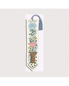 Marie-Antoinette. Bookmark embroidered by counted cross stitch on Aïda band. Motif: roses. Le Bonheur des Dames 4510