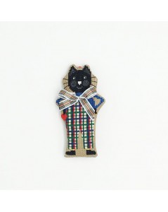 Broderie - chat noir habillé en salopette tartan et avec un nœud ruban. Le Bonheur des Dames.