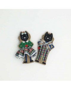 Couple de chats en costumes écossais, tartan vert et blanc. Suspensions brodées au point de croix. Le Bonheur des Dames. 2642.