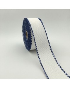 Roll of 7 points/cm Aida band. White coton band with navy blue edge.