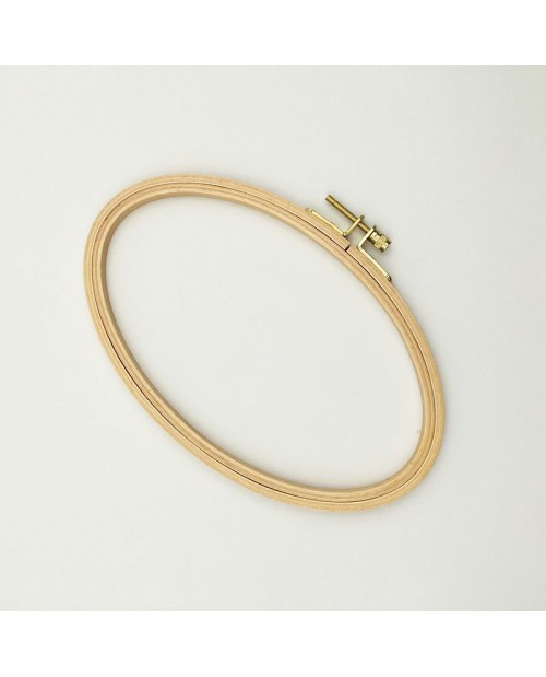 Tambour à broder en bois oval et un vis métallique. Le Bonheur des Dames EHO8 Tambour à broder en bois oval et un vis métallique. Le Bonheur des Dames EHO8