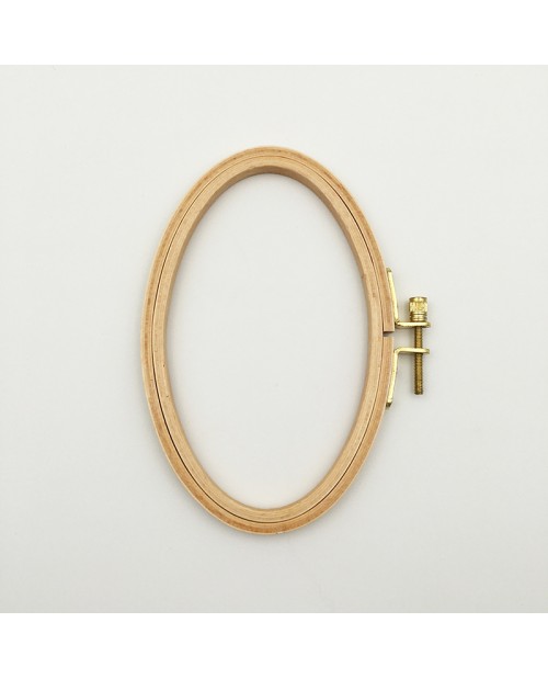 Tambour à broder en bois oval et un vis métallique sur le côté. Le Bonheur des Dames EHO7 Tambour à broder en bois oval et un vis métallique sur le côté. Le Bonheur des Dames EHO7