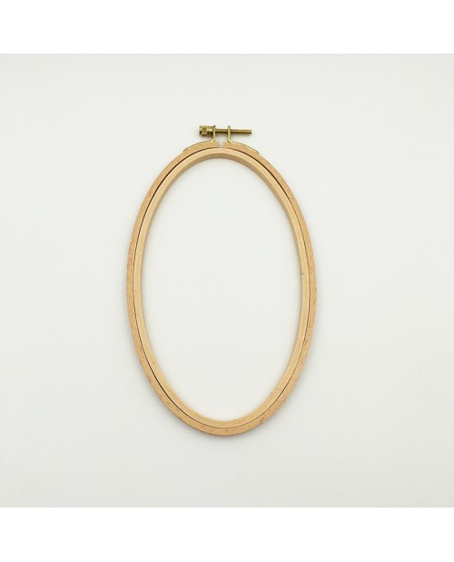 Tambour à broder en bois oval et un vis métallique. Le Bonheur des Dames EHO9 Tambour à broder en bois oval et un vis métallique. Le Bonheur des Dames EHO9