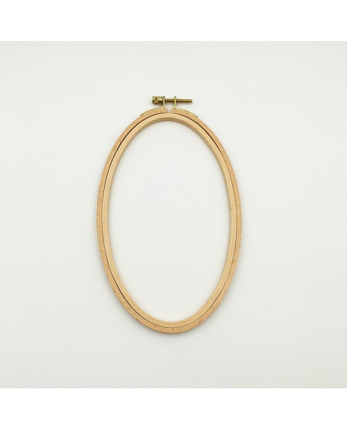 Tambour à broder en bois oval et un vis métallique. Le Bonheur des Dames EHO9