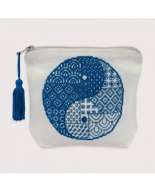Pochette Sashiko, en lin blanc avec broderie le Yin et le Yang bleue. Le Bonheur des Dames 9031 Pochette Sashiko, en lin blanc avec broderie le Yin et le Yang bleue. Le Bonheur des Dames 9031