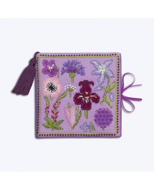 Étui à aiguilles carnet en lin mauve, brodé. Motif: fleurs mauves. Le Bonheur des Dames 3476 Étui à aiguilles carnet en lin mauve, brodé. Motif: fleurs mauves. Le Bonheur des Dames 3476