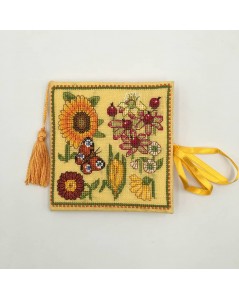 Needle case made of yellow linen with embroidered yellow, orange and dark-red flowers. Le Bonheur des Dames 3477