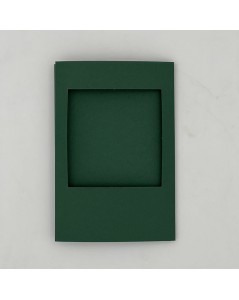 5 cartes - trois volets en carton vert, volet du milieu passe-partout, ouverture carrée.