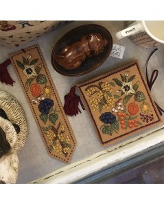 Marque page et étuis à aiguilles. Fleurs d'Automne. Vitrine de la boutique au 8, Passage Verdeau Paris 9.