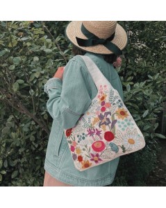 Embroidered linen bag; Motif: garden flowers. Worn with a blue denim jacket and a straw hat. Le Bonheur des Dames 2922