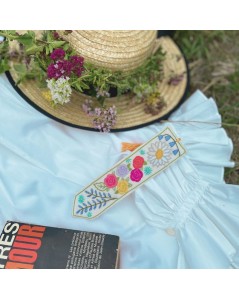 Bookmark Flowers-Daisies on a white shirt and with a straw hat. Le Bonheur des Dames 4727