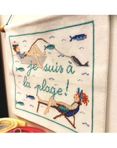 Kit broderie point de croix sur toile Aïda. Panneau "Je suis à la plage" à suspendre. Le Bonheur des Dames 1061