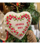 Cœur en Aïda de lin brodé au point de croix. Motif: coeur en baies rouges, Joyeux Noël. Le Bonheur des Dames 2716