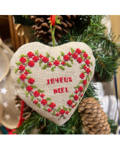 Heart in linen Aïda embroidered in cross stitch. Pattern: red berry heart, Merry Christmas. Le Bonheur des Dames 2716