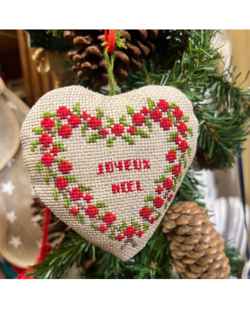 Heart in linen Aïda embroidered in cross stitch. Pattern: red berry heart, Merry Christmas. Le Bonheur des Dames 2716