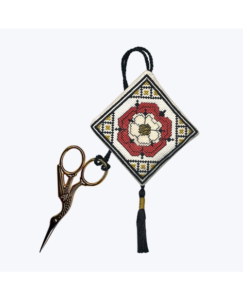 Porte ciseaux brodé au point de croix. Porte-ciseaux Rose Tudor. Textile Heritage Collection 239139