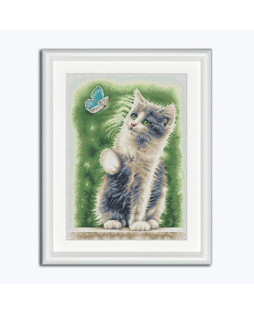 Tableau brodé au point de croix, point compté. Chats gris aux aux yeux verts avec papillon bleu. Dutch Stitch Brothers DSB013L