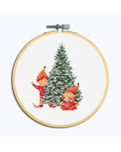 Deux lutins et le sapin de Noël. Broderie encadrée dans un tambour. Dutch Stitch Brothers DSB043C