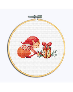 Lutins de Noël avec une lanterne. Broderie encadrée dans un tambour. Dutch Stitch Brothers DSB043A