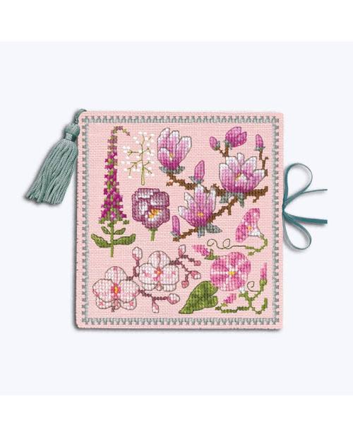 Etui à aiguilles brodé au point de croix sur lin rose. Fleurs roses, blanches, fuchsia. Le Bonheur des Dames 3482 Etui à aiguilles brodé au point de croix sur lin rose. Fleurs roses, blanches, fuchsia. Le Bonheur des Dames 3482