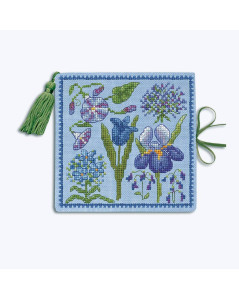 Etui à aiguilles brodé au point de croix sur lin bleu ciel. Fleurs bleues, mauves. Le Bonheur des Dames 3483