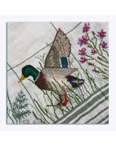 Nappe champêtre en lin brodée au point de croix avec canard et fleurs sauvages – Modèle Le Bonheur des Dames 6041