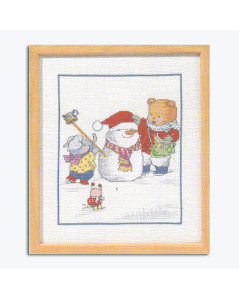 Kit de broderie au point de croix – ourson et éléphant décorant un bonhomme de neige. Série Happy Friends, Permin of Copenhagen.